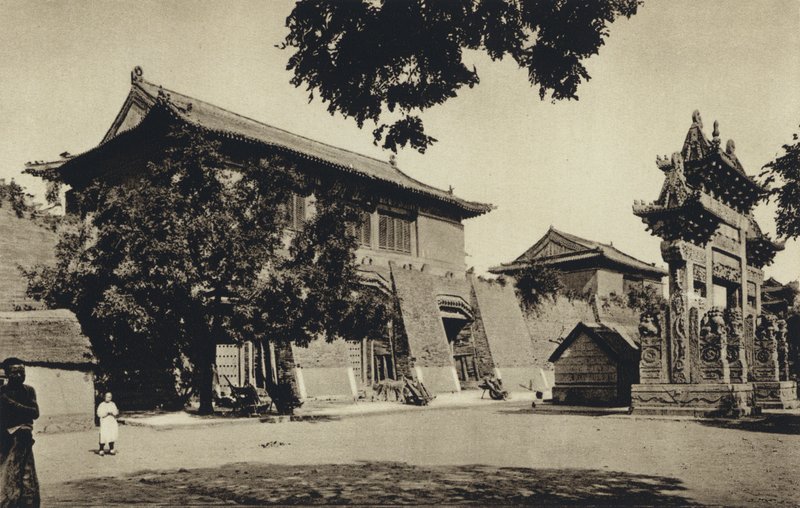 中国，山东泰山附近的寺庙入口（黑白照片） 作者 欧洲摄影师