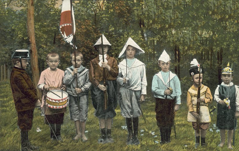 一群男孩在玩士兵游戏(照片) 作者 欧洲摄影师