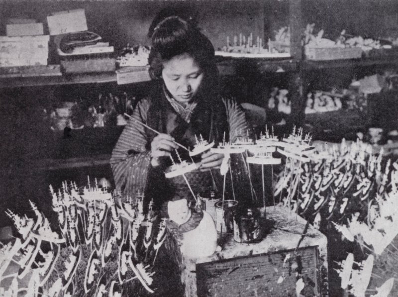 Japanese toy-making (b/w photo) 作者 欧洲摄影师