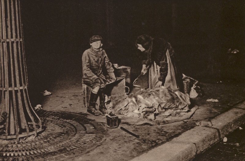 Paris: Chiffonniers; Rag-pickers (b/w photo) 作者 欧洲摄影师