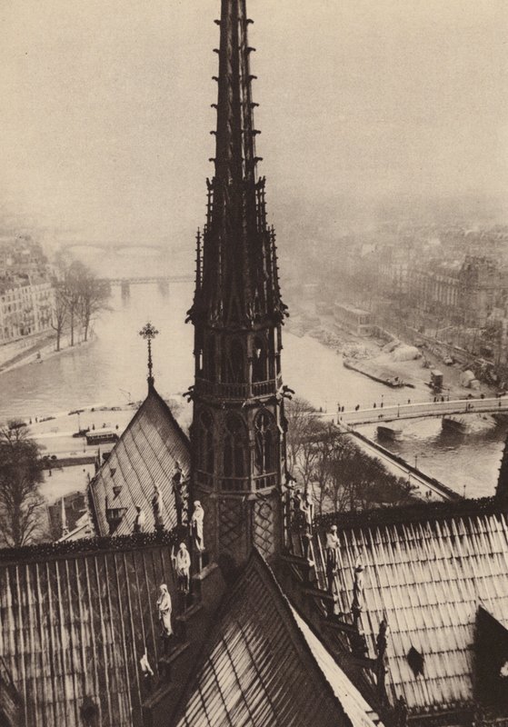 巴黎：La fleche de Notre-Dame vue des tours；从塔楼上看到的圣母院尖塔（黑白照片） 作者 欧洲摄影师