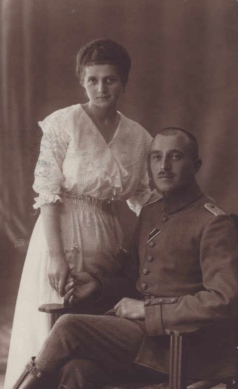 Portrait of a soldier and his wife (b/w photo) 作者 欧洲摄影师