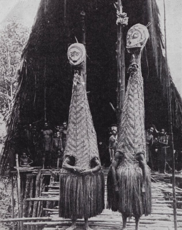 Taboo goblins in New Guinea (b/w photo) 作者 欧洲摄影师