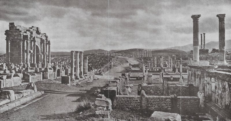 Timgad (b/w photo) 作者 欧洲摄影师