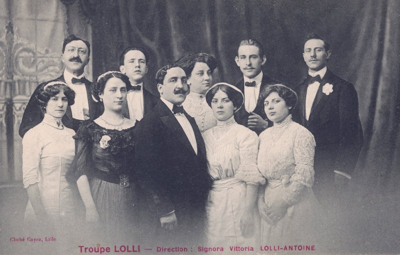 Vittoria Lolli-Antoine and the Troupe Lolli (b/w photo) 作者 欧洲摄影师
