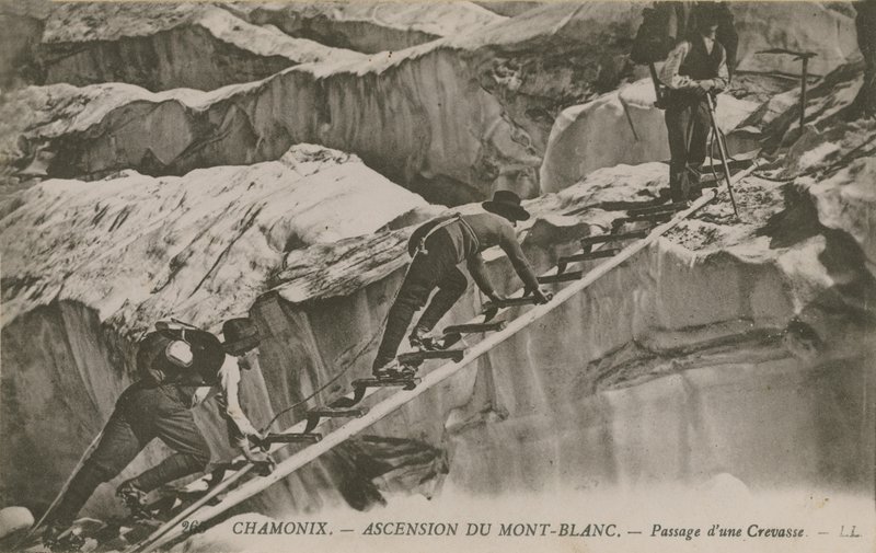 夏蒙尼 - 勃朗峰的攀登。登山者通过缝隙。明信片于1913年寄出。 作者 法国摄影师