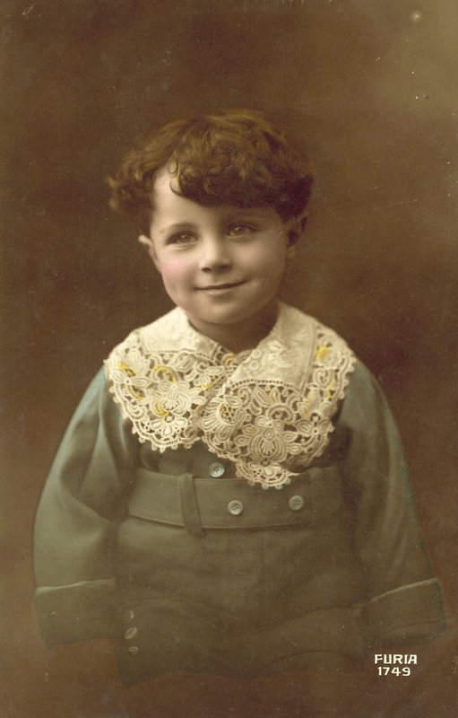 Cute boy, with a big smile (colour photo) 作者 法国摄影师