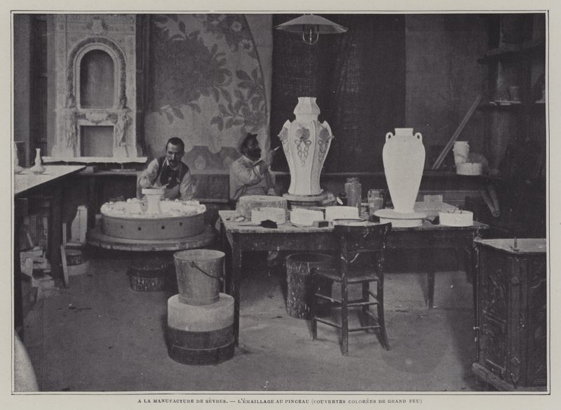Enamelling by brush at the Sevres porcelain factory, France (b/w photo) 作者 法国摄影师