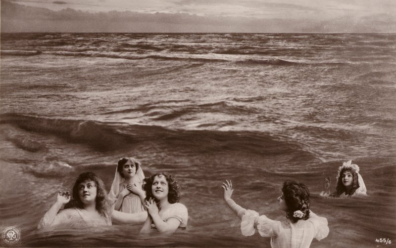 海上五个穿着衣服的女人（photocollage） 作者 法国摄影师