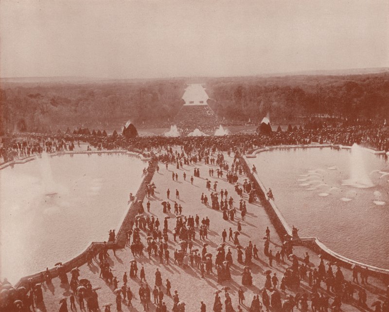 General View, from the Palace, of the Grandes Eaux, Versailles (b/w photo) 作者 法国摄影师