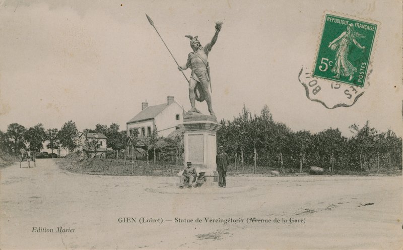 Gien（卢瓦雷），Vercingetorix雕像。明信片于1913年寄出。 作者 法国摄影师