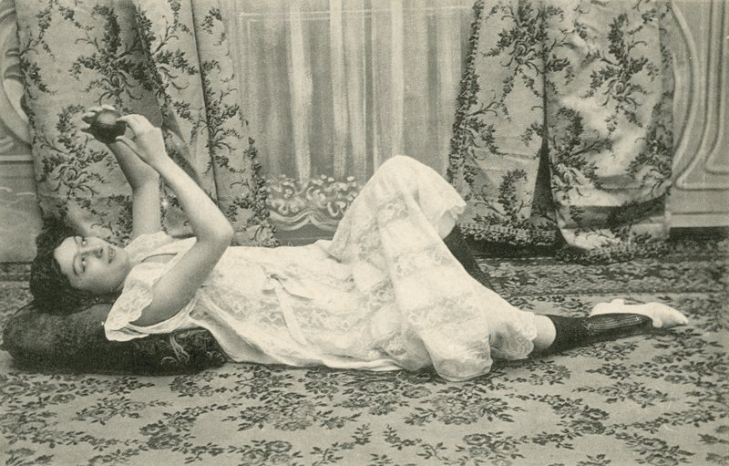 Girl, lying on the floor, holding a ball above her head (b/w photo) 作者 法国摄影师