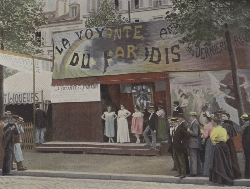 La Voyante du Paradis (colour photo) 作者 法国摄影师