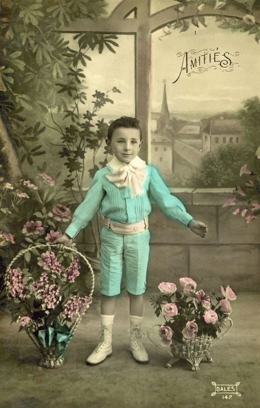 Little boy in blue (colour photo) 作者 法国摄影师