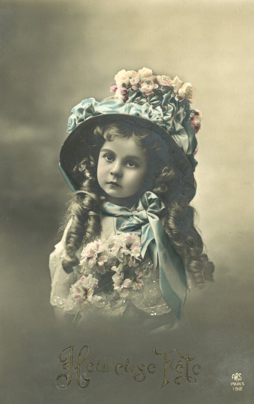 Little girl in a large hat (colour photo) 作者 法国摄影师