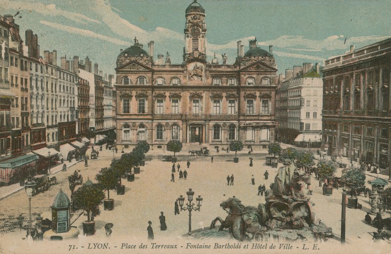 里昂 -  Place des Terreaux  - 巴托尔迪喷泉和市政厅。明信片于1913年寄出。 作者 法国摄影师