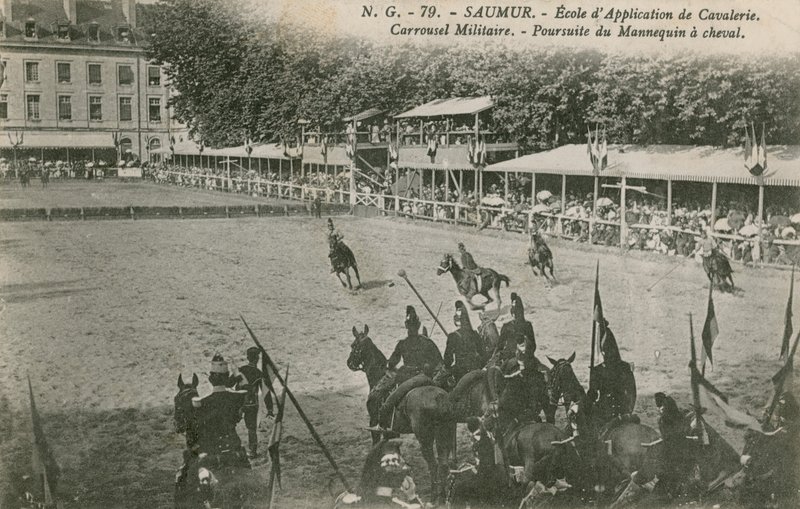 在索米尔的骑兵学校游行。明信片于1913年寄出。 作者 法国摄影师