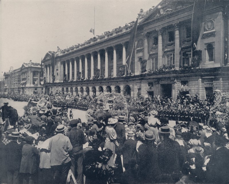 Paris: Chariots loaded with Wreaths (b/w photo) 作者 法国摄影师