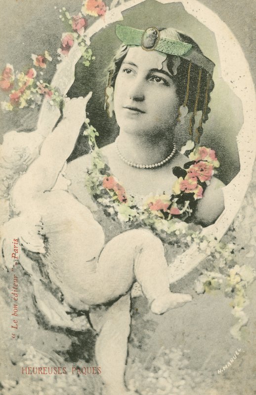 Portrait of a woman framed by a cherub (colour photo) 作者 法国摄影师