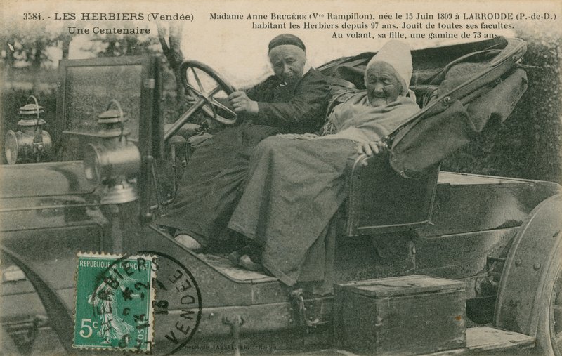 安妮布鲁日夫人的明信片在一辆汽车与她的女儿73岁，Les Herbiers，在1913年发送 作者 法国摄影师