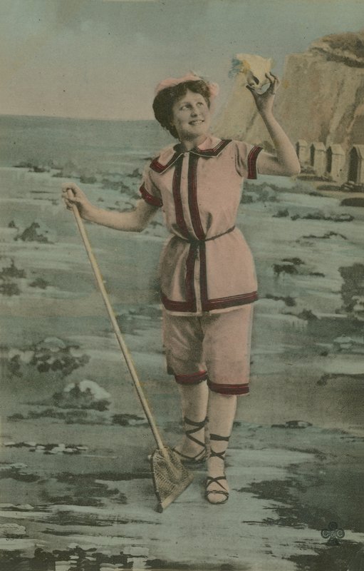 拿着渔网和壳的妇女的明信片，在1913年被送（手彩色照片） 作者 法国摄影师