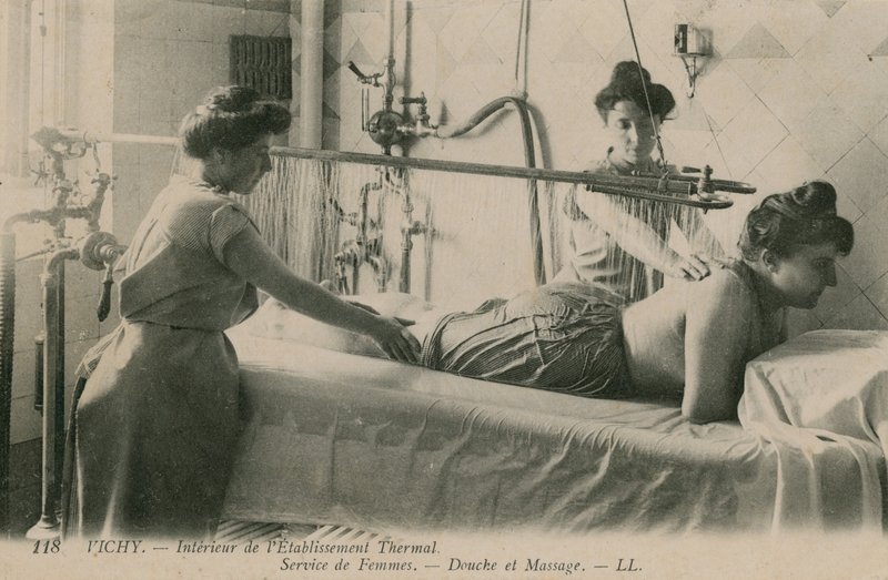 接受淋浴和按摩的妇女的明信片在维希的热量浴，在1913年被送 作者 法国摄影师