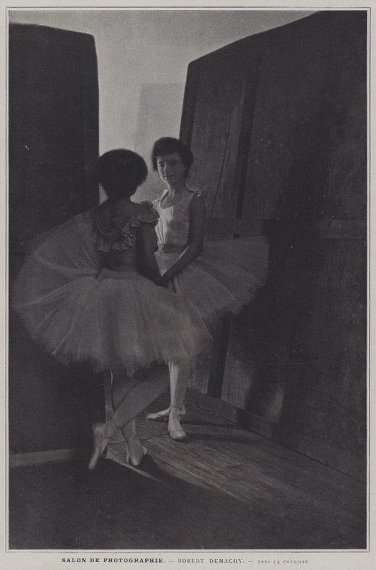 Salon de Photographe: Dans la Coulisse (Behind the Scenes) (b/w photo) 作者 法国摄影师