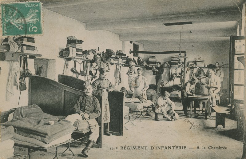 法国第121步兵团的士兵在他们的军营里。明信片于1913年寄出。 作者 法国摄影师