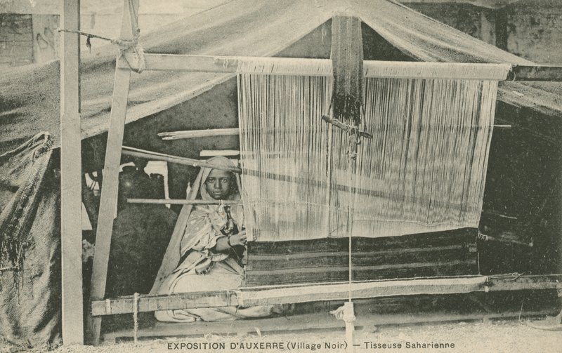 Weaving girl (b/w photo) 作者 法国摄影师