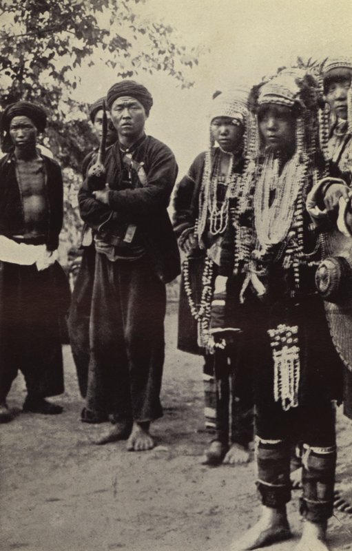 缅甸：身着盛装的阿卡族男子和妇女（黑白照片） 作者 乔治·贝尔汀·斯科特