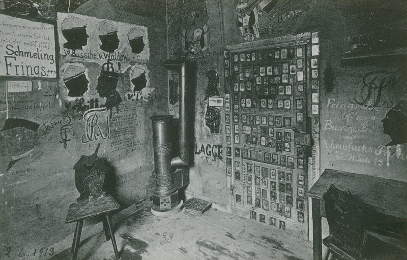 房间的墙壁上涂鸦着当代重要人物，如 Bussche 和 Waldow。明信片寄于 1913 年。 作者 德国摄影师