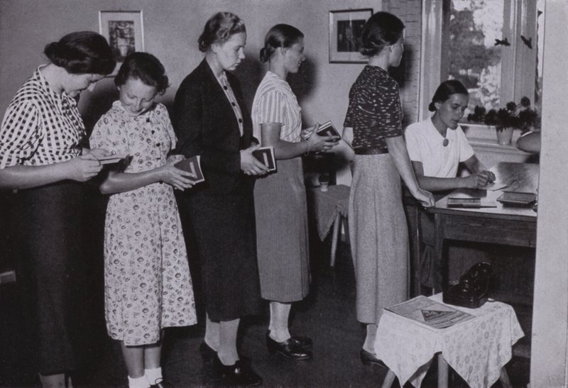 第三帝国的年轻女性：Wir Arbeitsmaiden，我们劳动少女（黑白照片） 作者 古斯塔夫·冯·埃斯托夫