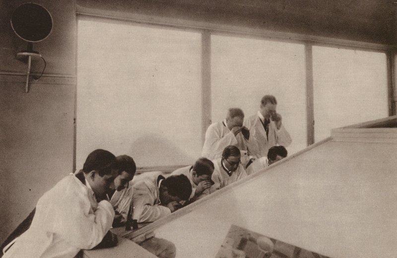 巴黎：Pendant une operation, dans un hopital moderne; 从上往下看医院里的手术（黑白照片） 作者 亨利·曼努埃尔（Henri Manuel）