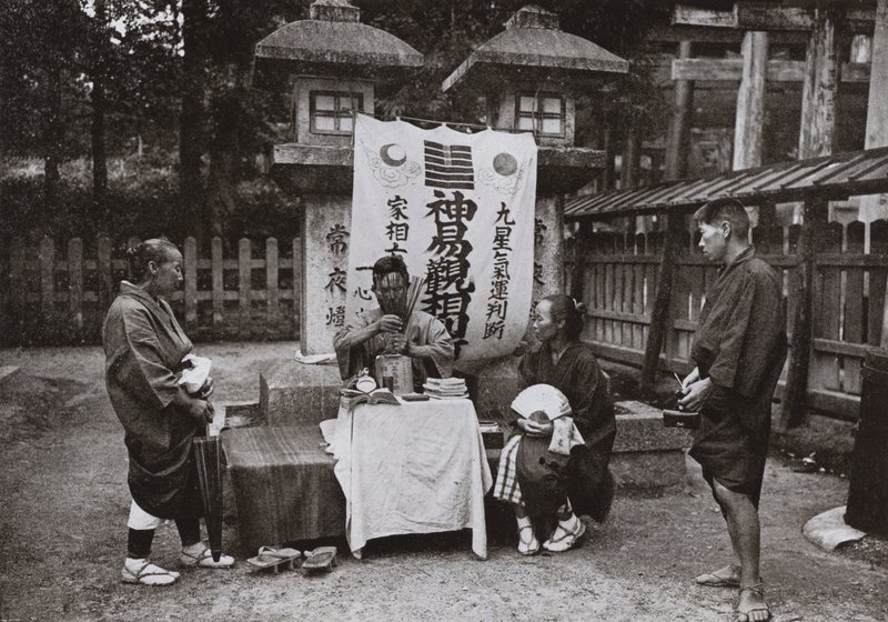 稻荷寺的算命师（黑白照片） 作者 赫伯特·庞廷