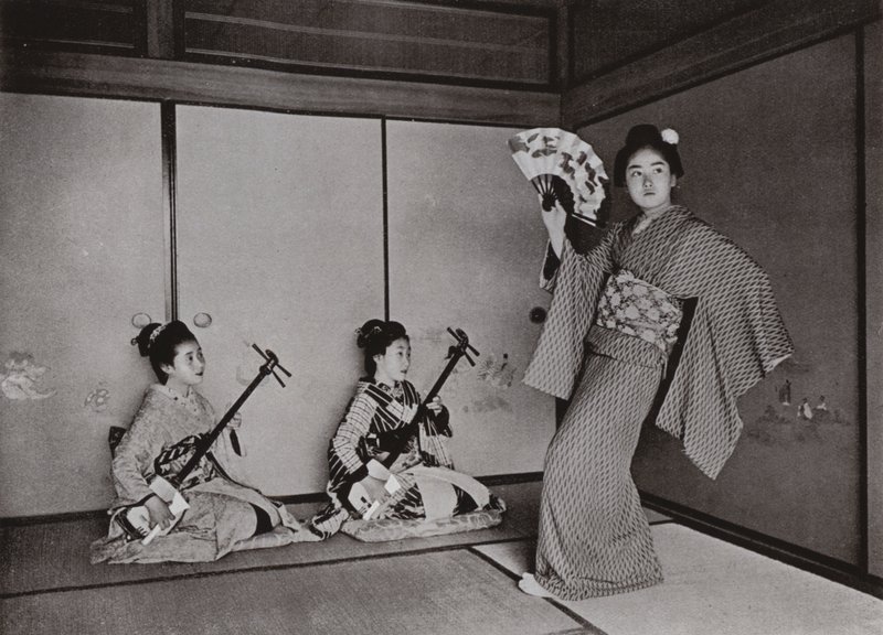A Geisha dancing (b/w photo) 作者 赫伯特·庞廷
