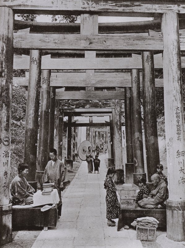 稻荷寺的鸟居大道（黑白照片） 作者 赫伯特·庞廷