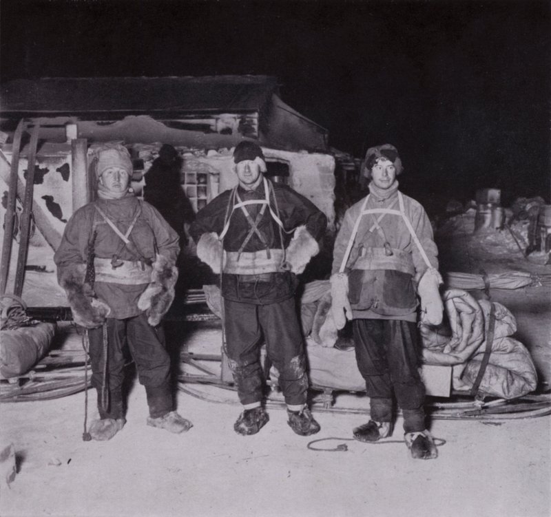 Dr Wilson, Lieutenant Bowers and Cherry-Garrard leaving for Cape Crozier (b/w photo) 作者 赫伯特·庞廷