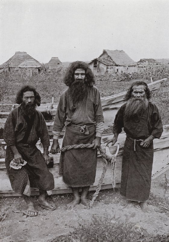 Happukonno、猎人（中间）和两个阿伊努渔民（黑白照片） 作者 赫伯特·庞廷