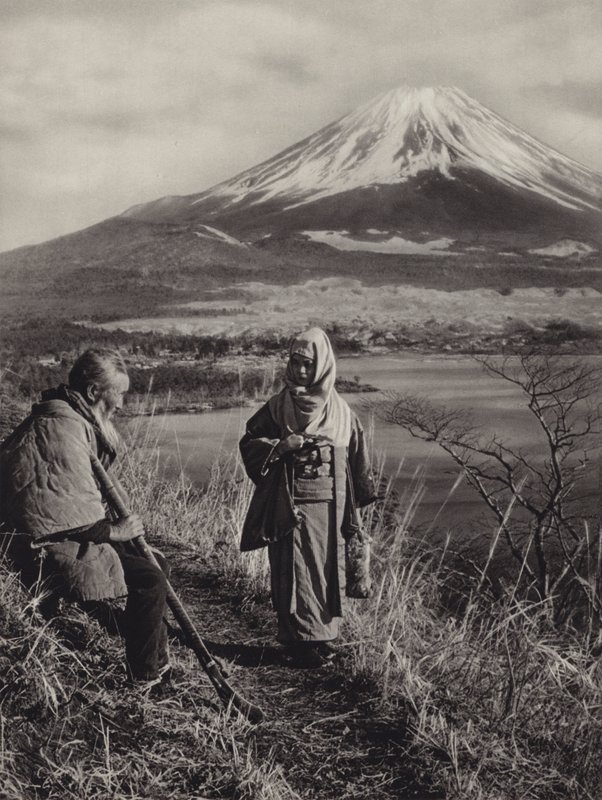 1920 年代的日本：日本最神圣的山富士（黑白照片） 作者 赫伯特·庞廷