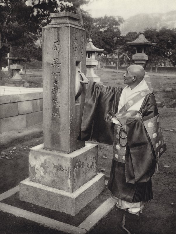 1920 年代的日本：转经轮和和尚（黑白照片） 作者 赫伯特·庞廷