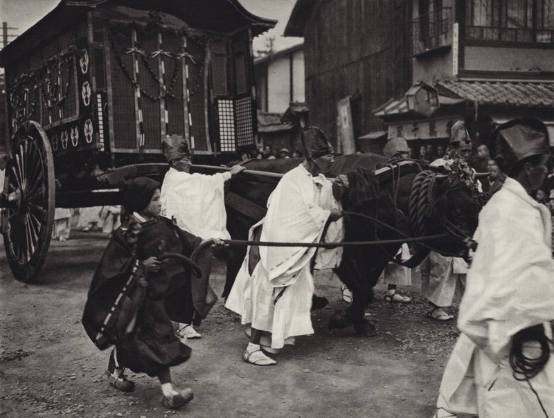 Japan in 1920s: Shintoist funeral of person of high rank (b/w photo) 作者 赫伯特·庞廷