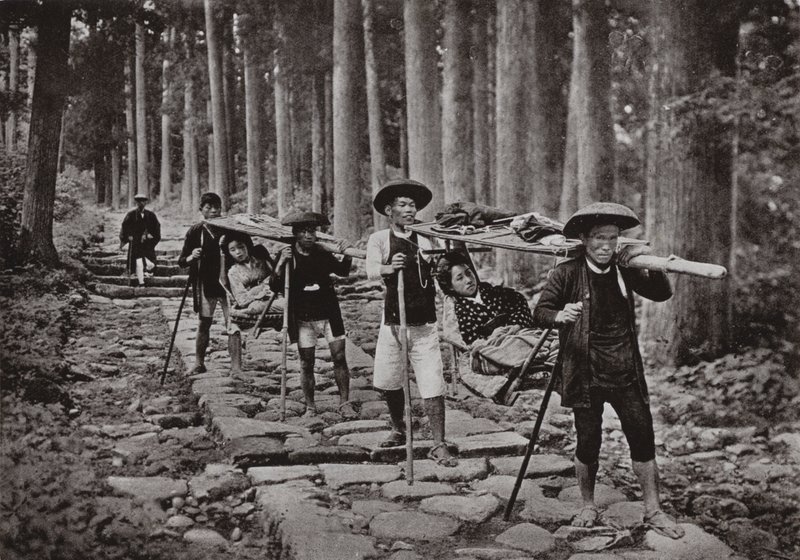 Yama Kago 旅行的女士们（黑白照片） 作者 赫伯特·庞廷