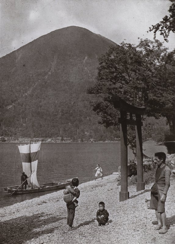 Nantai-zan and Lake Chuzenji (b/w photo) 作者 赫伯特·庞廷