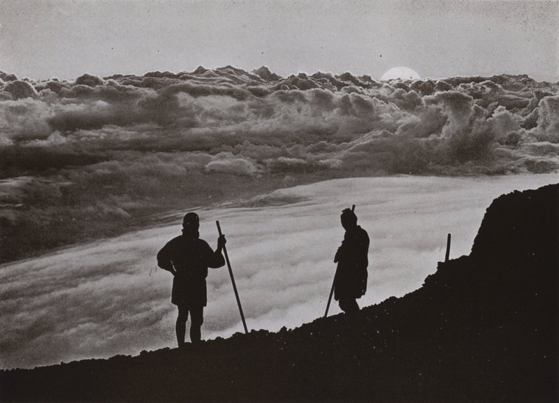 Sunset from the Summit of Fuji (b/w photo) 作者 赫伯特·庞廷