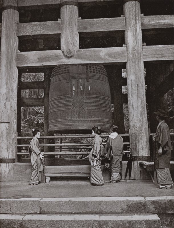 Chio-in寺的大钟（黑白照片） 作者 赫伯特·庞廷