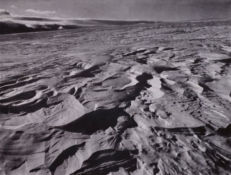"The great waves of frozen snow thrown up by the wind" (b/w photo) 作者 赫伯特·庞廷