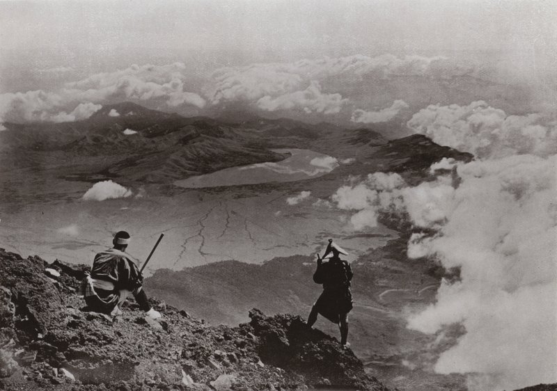 云上两里，富士山顶的“三日月”湖（黑白照片） 作者 赫伯特·庞廷