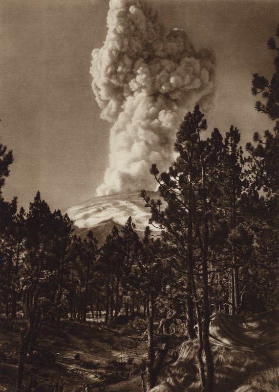墨西哥：从特拉马卡斯看到的波波卡特佩特尔火山爆发（黑白照片） 作者 雨果·布雷默