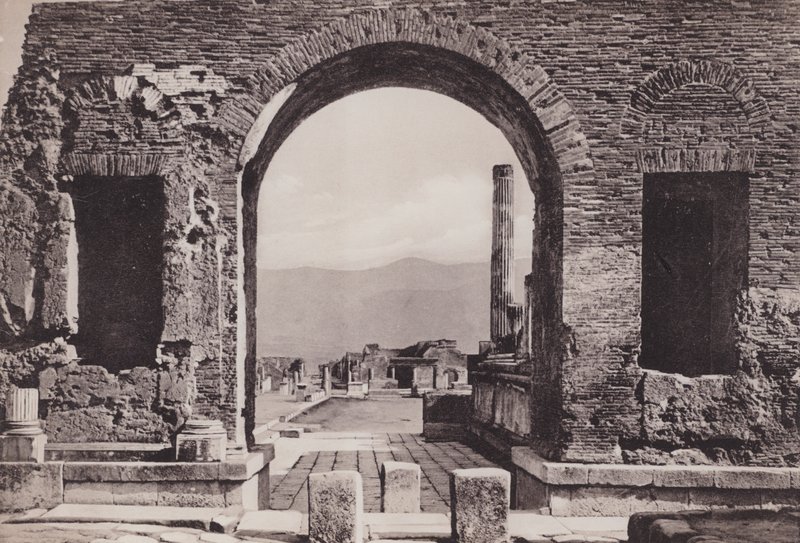 尼禄拱门（Arco Di Nerone）（黑白照片）。 作者 意大利摄影师