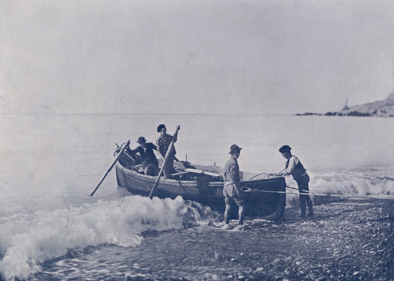 Italy: Bordighera, fishermen returning to port (b/w photo) 作者 意大利摄影师